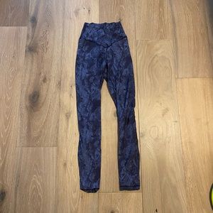 XS offline by Aerie leggings in the color blue snake print